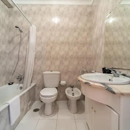 Coutinho - Apartamento Com Pisicina, Junto A Praia *