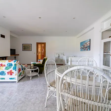 Coutinho - Apartamento Com Pisicina, Junto A Praia
